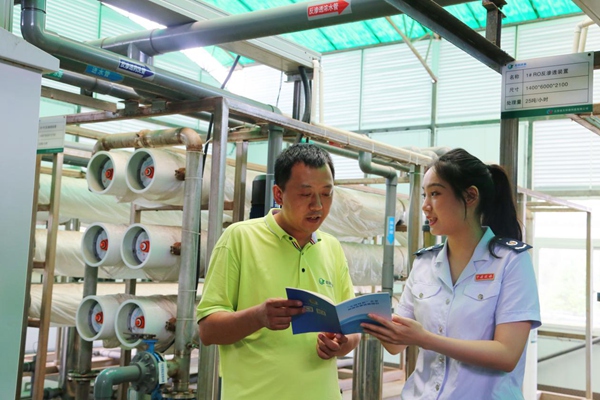 重慶市潼南區(qū)稅務(wù)人員走進(jìn)重慶巨科環(huán)保有限公司，宣傳輔導(dǎo)環(huán)保稅等稅收優(yōu)惠政策。周歡攝