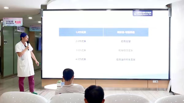 王陽(yáng)進(jìn)行鼻整形技術(shù)分享。重慶聯(lián)合麗格整形美容醫(yī)院供圖