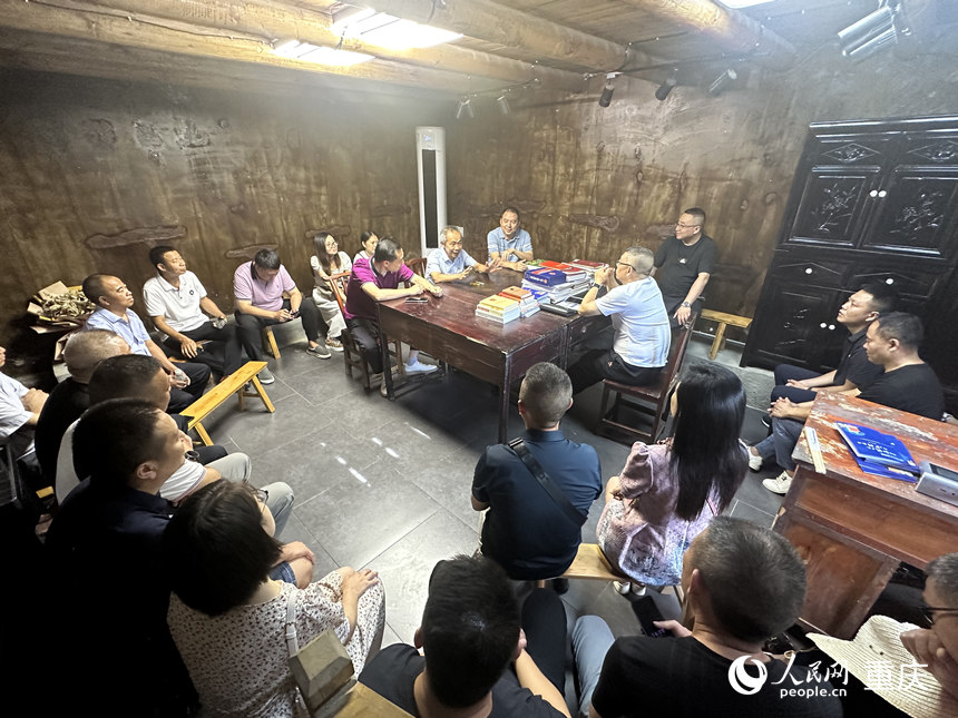 毛相林在“愚公講堂”為黨員干部講下莊修“天路”的故事。 人民網(wǎng)記者 劉政寧攝