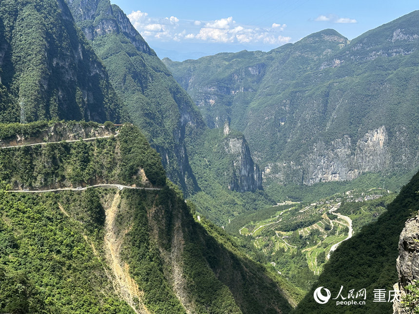 穿過(guò)8公里的“天路”，便可抵達(dá)位于谷底的下莊村。 人民網(wǎng)記者 劉政寧攝