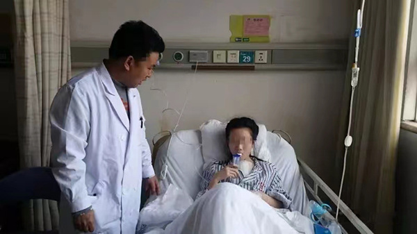 姚珂查房中。重慶西區(qū)醫(yī)院供圖