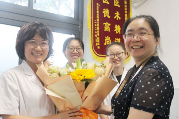 慰問臨床一線醫(yī)務(wù)人員。璧山區(qū)中醫(yī)院供圖