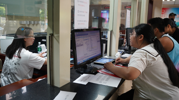 學(xué)生在受理點(diǎn)辦理助學(xué)貸款。陳鵬西攝