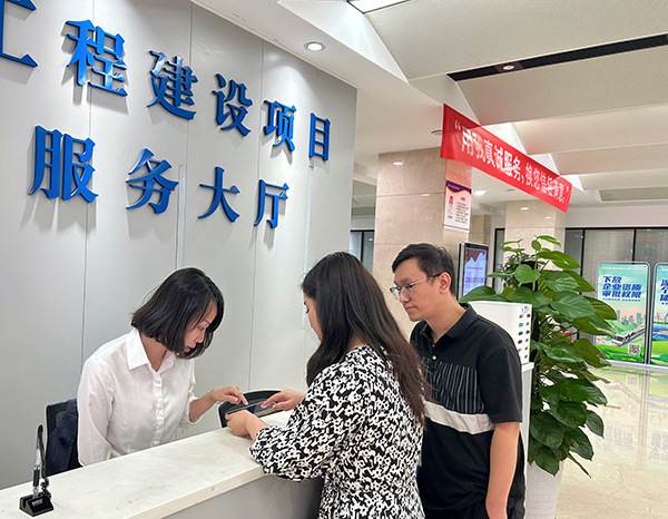 工作人員為市民解答疑惑。唐鑫攝