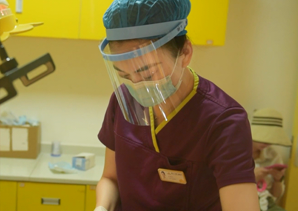 葉天行工作中。重慶小米熊兒童醫(yī)院供圖