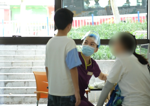 葉天行看診。重慶小米熊兒童醫(yī)院供圖