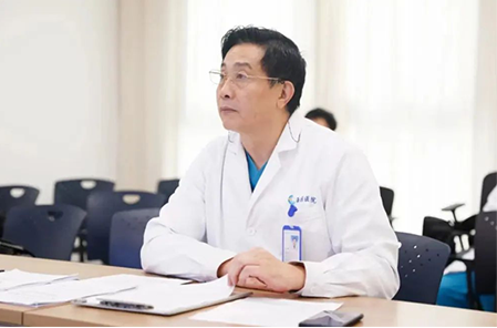 梁平受邀擔(dān)任博士后出站答辯委員會主席。重慶西區(qū)醫(yī)院供圖