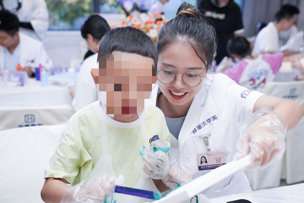 “公益繪夢 醫(yī)者仁心”流體畫創(chuàng)作會。重慶華美整形外科醫(yī)院供圖