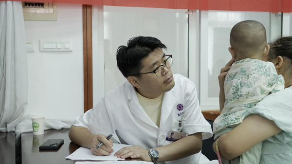 李超為患有小耳畸形的孩子免費義診。重慶華美整形外科醫(yī)院供圖