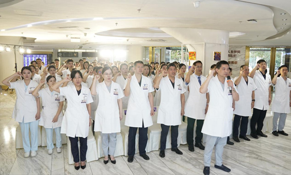 全體醫(yī)師集體宣誓。重慶華美整形外科醫(yī)院供圖