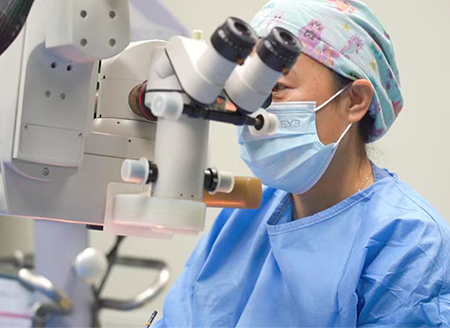 張奕霞手術(shù)現(xiàn)場(chǎng)。重慶南坪愛(ài)爾眼科醫(yī)院供圖