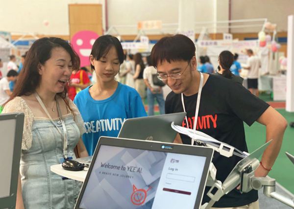 家長參觀“走進(jìn)三創(chuàng)”快閃展。重慶八中供圖