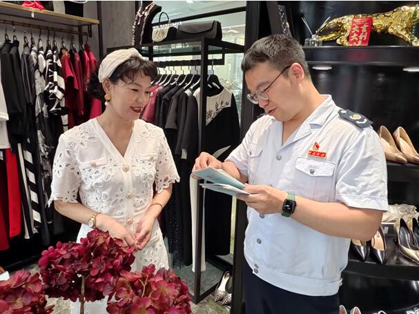 渝中區(qū)稅務(wù)人員來到朝天門綜合交易市場，為商戶講解個體工商戶相關(guān)稅費優(yōu)惠政策。胡鑫攝