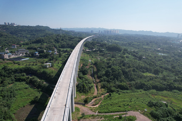 三百梯水庫(kù)道岔特大橋連續(xù)梁合龍。中鐵十一局供圖