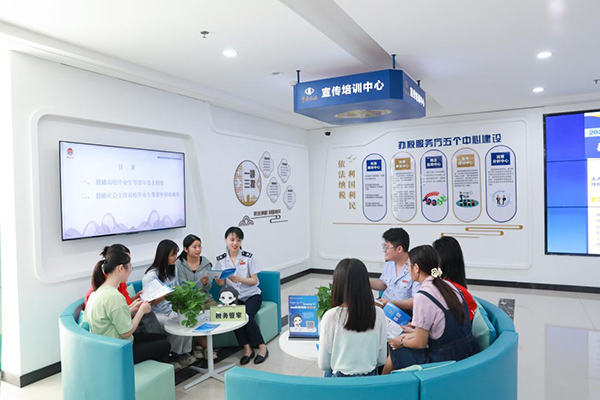 近日，沙坪壩區(qū)稅務(wù)局邀請7名大學(xué)生來到辦稅服務(wù)廳體驗辦稅繳費服務(wù)，并為其講解就業(yè)創(chuàng)業(yè)相關(guān)稅惠政策。何獻(xiàn)攝