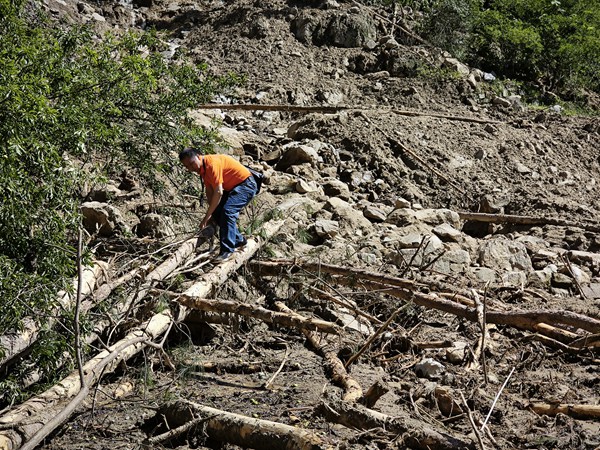 《烈日下的搶險(xiǎn)救災(zāi)地質(zhì)人》。7月6日，南江地質(zhì)專家黃永澤在萬州長(zhǎng)灘鎮(zhèn)林場(chǎng)村皂角樹山洪泥石流搶險(xiǎn)救災(zāi)現(xiàn)場(chǎng)踏勘調(diào)查。廖學(xué)海攝