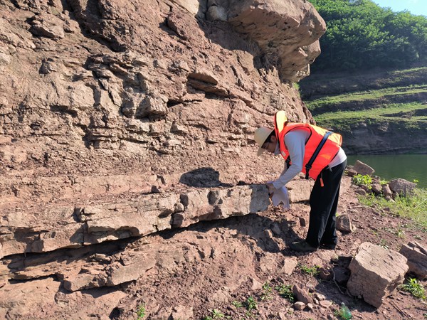 《面朝黃土背朝天》。7月下旬，107地質(zhì)隊駐守地質(zhì)工程師姜雙桃在云陽縣開展地質(zhì)災害野外調(diào)查工作。李明亮攝