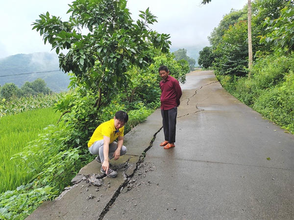 《為大地“診脈”，為安全“護(hù)航》。7月18日，接到開(kāi)州區(qū)鐵橋鎮(zhèn)新龍塝滑坡發(fā)生強(qiáng)烈變形的電話報(bào)告，重慶地質(zhì)礦產(chǎn)研究院開(kāi)州區(qū)駐守地質(zhì)工程師邱夢(mèng)（左）到現(xiàn)場(chǎng)開(kāi)展調(diào)查工作，分析研判滑坡穩(wěn)定性情況。鄧朝松攝
