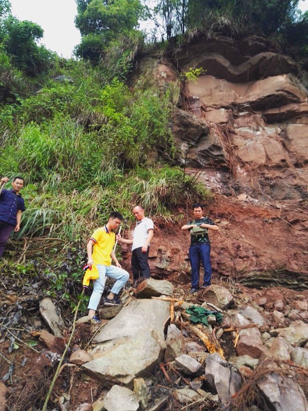 《向險而行，護衛(wèi)群眾安全》。2022年7月，開州區(qū)白鶴街道胡家咀危巖發(fā)生局部崩塌險情，嚴(yán)重威脅下方居民5戶15人的生命財產(chǎn)安全，重慶地質(zhì)礦產(chǎn)研究院開州區(qū)駐守地質(zhì)工程師邱夢（右三）立即前往垮塌區(qū)域開展應(yīng)急調(diào)查處置工作。鄧朝松攝