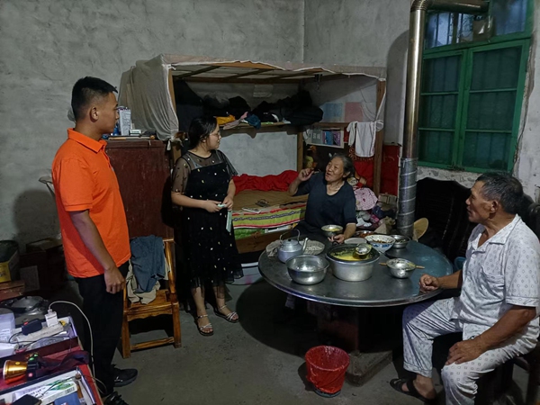 《一個都不能落下》。7月13日晚上，云陽縣暴雨前夕，107地質(zhì)隊駐守地質(zhì)工程師會同石門鄉(xiāng)政府工作人員，連夜對受滑坡隱患威脅群眾進行臨時轉(zhuǎn)移。李明亮攝