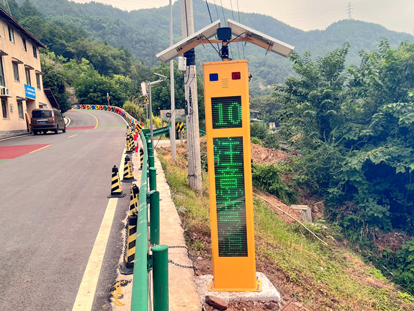 沙坪壩區(qū)鹽堰路彎道預(yù)警系統(tǒng)。羅韋寧攝