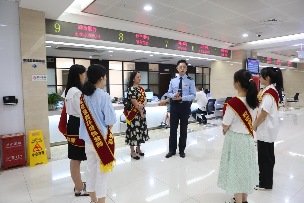 近日，稅收營(yíng)商環(huán)境體驗(yàn)師一行人來到渝中區(qū)稅務(wù)局第一稅務(wù)所參加“走流程聽建議”活動(dòng)。圖為稅務(wù)人員向營(yíng)商環(huán)境體驗(yàn)師介紹大廳整體情況。孫夢(mèng)園攝