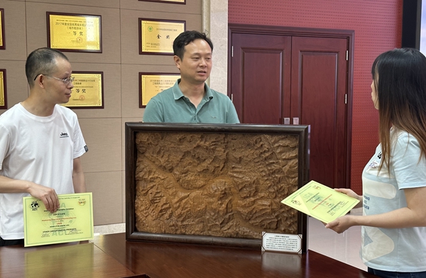 重慶“萬(wàn)州城區(qū)木雕地形模型”。重慶市測(cè)繪科學(xué)技術(shù)研究院供圖