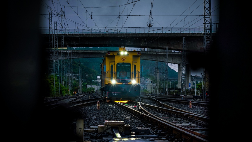 成都工務(wù)大機段職工在興珞線進行道岔打磨作業(yè)。楊鯉銀攝