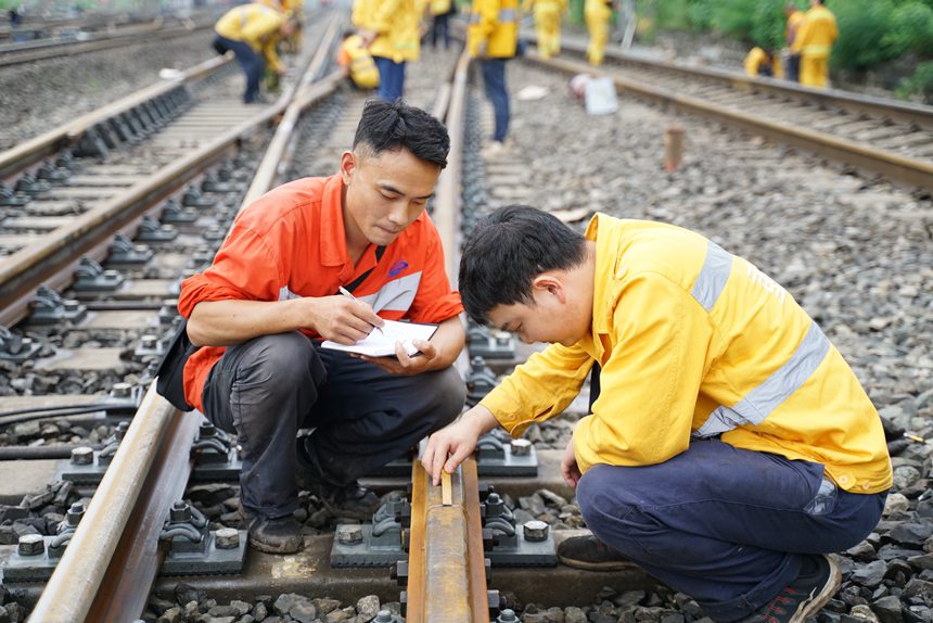 重慶工務(wù)段職工在興珞線團(tuán)結(jié)村站測(cè)量絕緣接頭軌縫。張凱攝