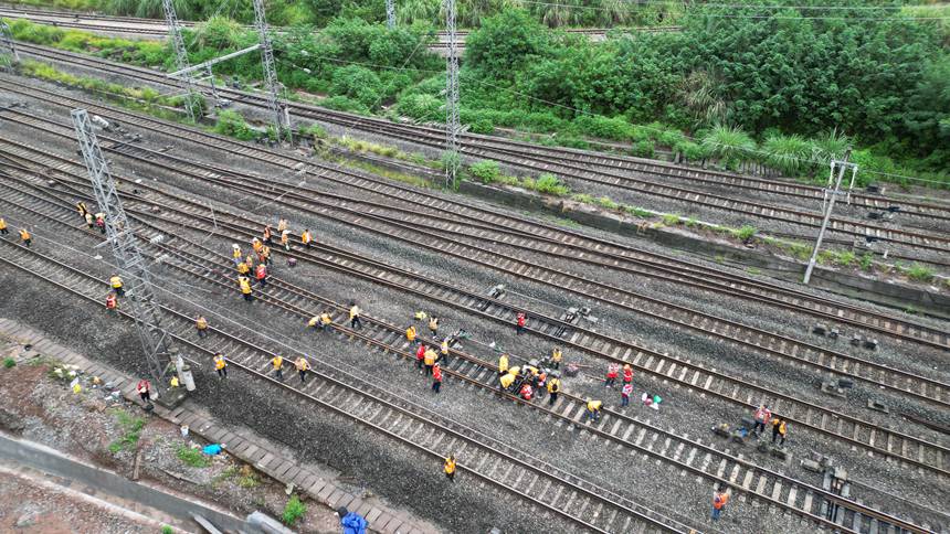重慶工務(wù)段職工在興珞線團(tuán)結(jié)村站進(jìn)行道岔鋼件更換作業(yè)。郎志強(qiáng)攝