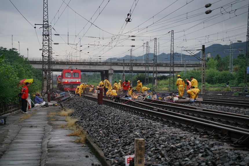 重慶工務(wù)段職工在興珞線團(tuán)結(jié)村站進(jìn)行道岔鋼件更換作業(yè)。張凱攝