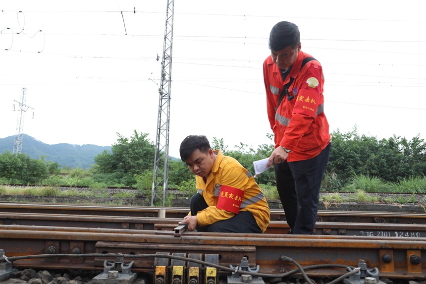 重慶工務(wù)段職工在興珞線團結(jié)村站進行作業(yè)后質(zhì)量回檢。羅帥攝