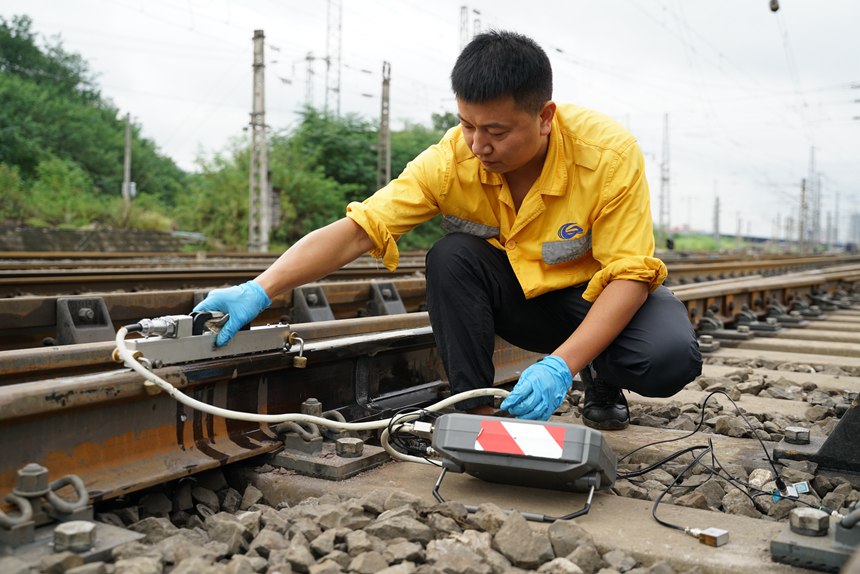 重慶工務(wù)段職工在興珞線團(tuán)結(jié)村站使用探傷儀器對(duì)焊接接頭進(jìn)行檢查。羅帥攝