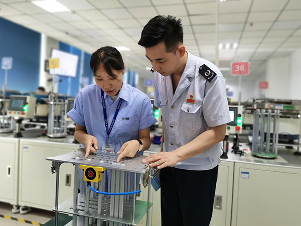 高新區(qū)稅務(wù)人員走進(jìn)重慶市旭寶科技有限公司，了解其研發(fā)生產(chǎn)情況，宣傳輔導(dǎo)稅費(fèi)優(yōu)惠政策。王玉婷攝