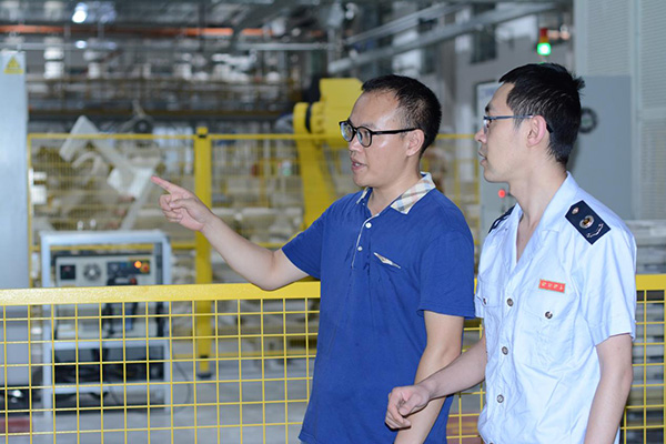 榮昌區(qū)稅務(wù)人員到惠達(dá)智能家居（重慶）有限公司了解企業(yè)生產(chǎn)經(jīng)營(yíng)情況，宣傳稅費(fèi)優(yōu)惠政策。高旭楠攝