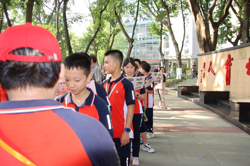 為學(xué)校美景排隊(duì)蓋章打卡。重慶一中供圖