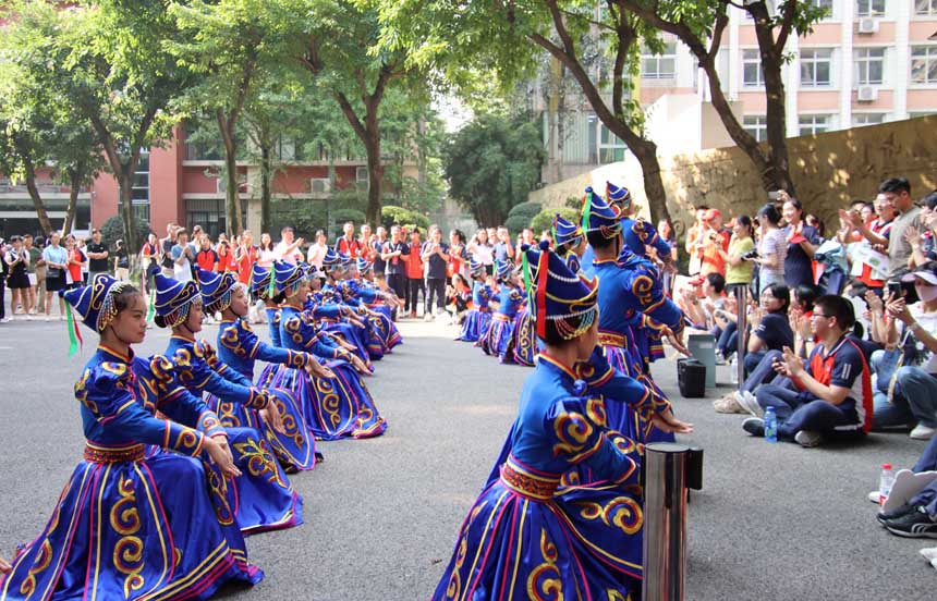 舞蹈社同學(xué)精彩的表演引來眾人圍觀。重慶一中供圖