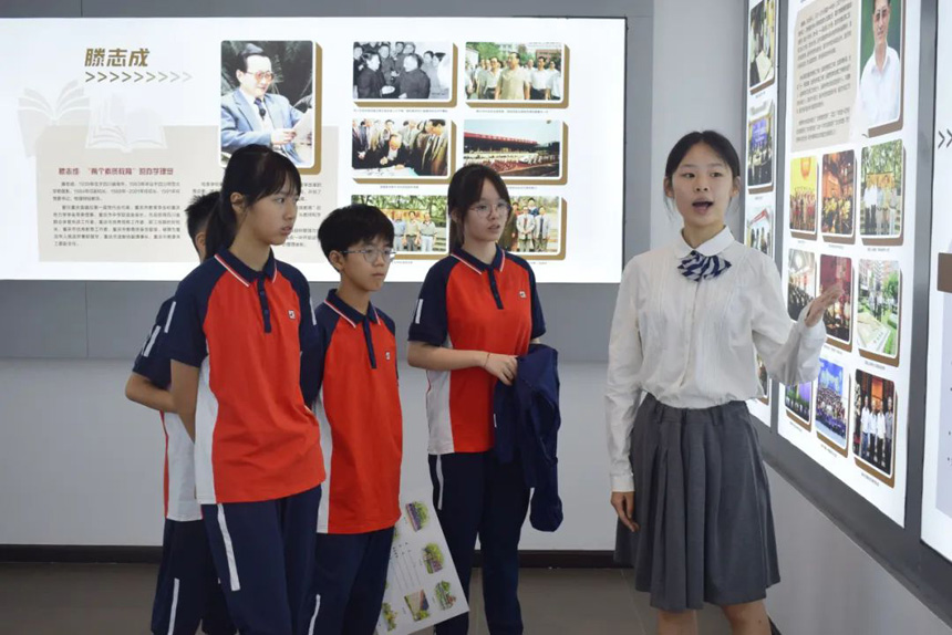 學(xué)姐為新生講解校史。重慶一中供圖