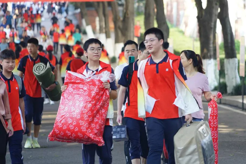 志愿者為新生搬運(yùn)行李。重慶一中供圖