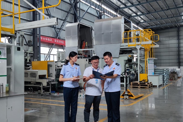 銅梁稅務(wù)人員走訪重慶友盟鑫金屬科技有限公司，宣傳講解留抵退稅等稅費(fèi)支持政策。 劉星鑫攝