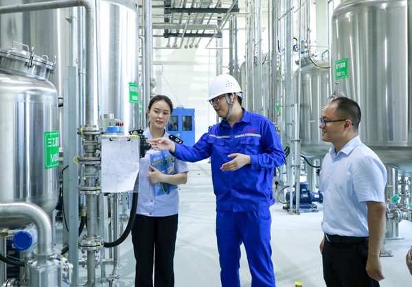 在重慶天地藥業(yè)的新產(chǎn)業(yè)園內(nèi)，忠縣稅務(wù)人員走訪了解企業(yè)生產(chǎn)情況，宣傳輔導(dǎo)稅收優(yōu)惠政策。宋棚祥攝