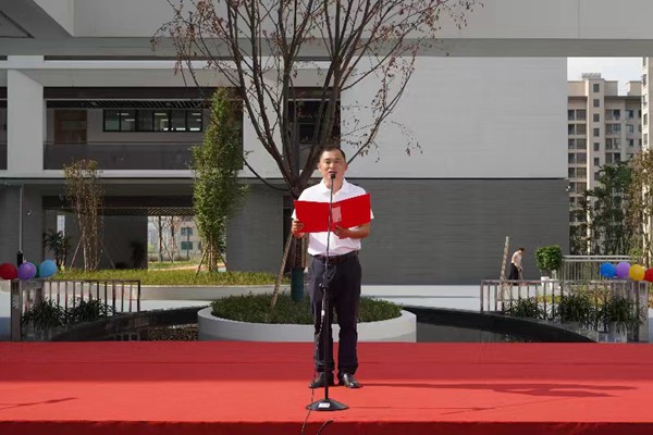 悅城小學(xué)校負(fù)責(zé)人王小鋒致辭。渝北區(qū)悅城小學(xué)校供圖