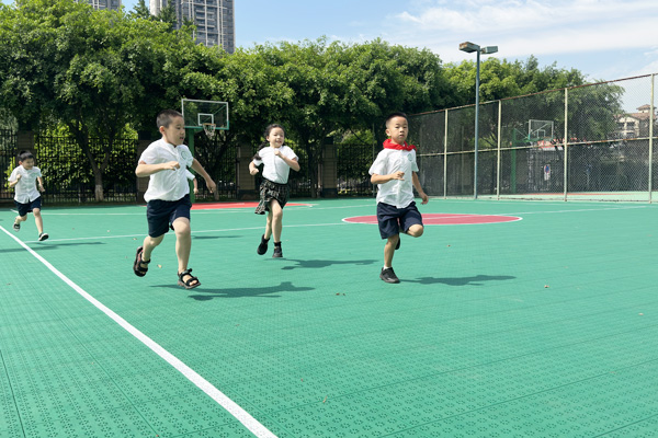 改造過(guò)后的操場(chǎng)讓孩子們自在奔跑。陳曉波攝