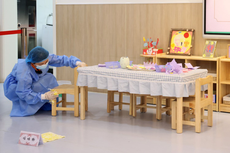 演練食物中毒后的取樣及環(huán)境消殺。朝陽(yáng)幼兒園供圖