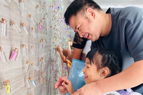 親子同掛心愿瓶。重師附二小供圖