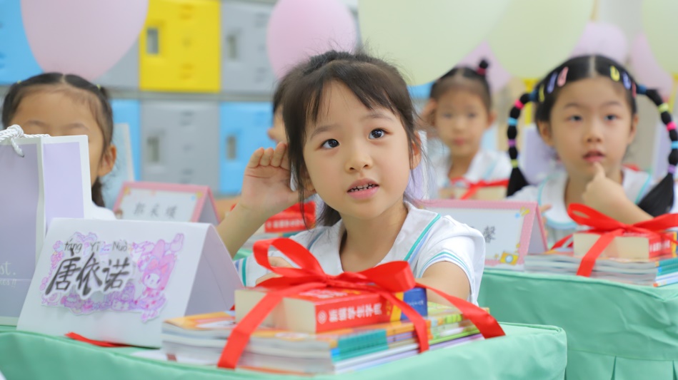 別樣的“開學(xué)禮”?？崭坌鲁侨撕徒中W(xué)供圖