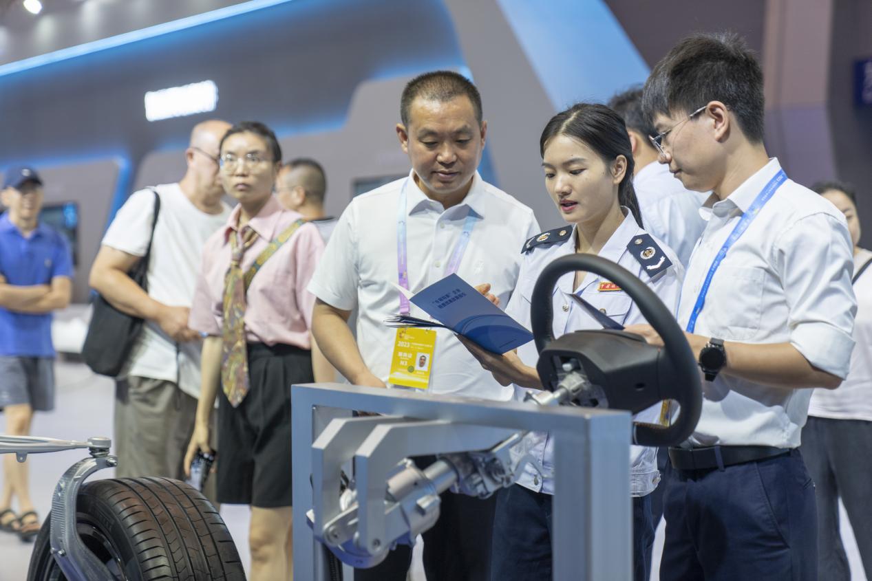 智博會(huì)現(xiàn)場(chǎng)，在重慶龍潤(rùn)汽車轉(zhuǎn)向器有限公司展區(qū)，璧山區(qū)稅務(wù)人員正宣傳研發(fā)費(fèi)用加計(jì)扣除等稅收優(yōu)惠政策。郭睿攝