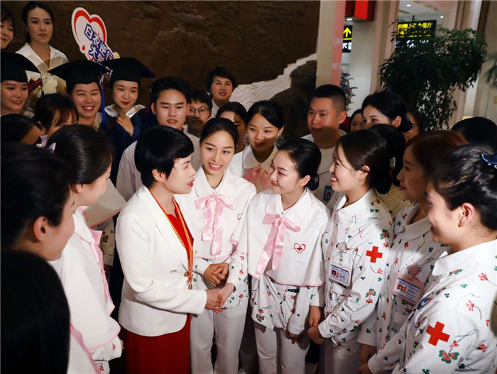 時(shí)隔8年 重慶護(hù)理工作者再獲南丁格爾獎(jiǎng)?wù)? /></p>
<p style=