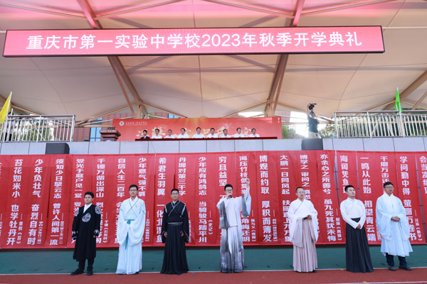 教師身著漢服帶領(lǐng)學(xué)生誦讀經(jīng)典。曾英豪攝