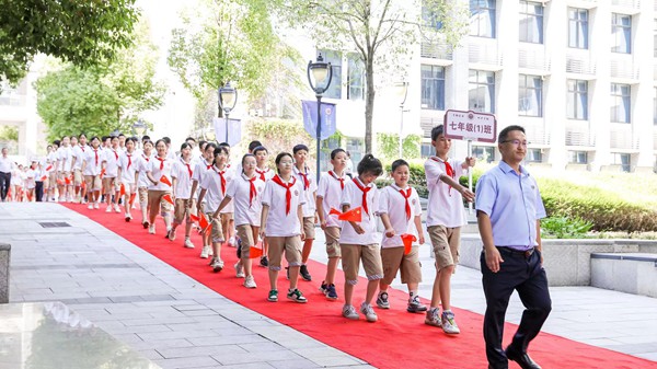 221名初一新生隊列整齊，走過紅地毯。黃炎培中學(xué)供圖